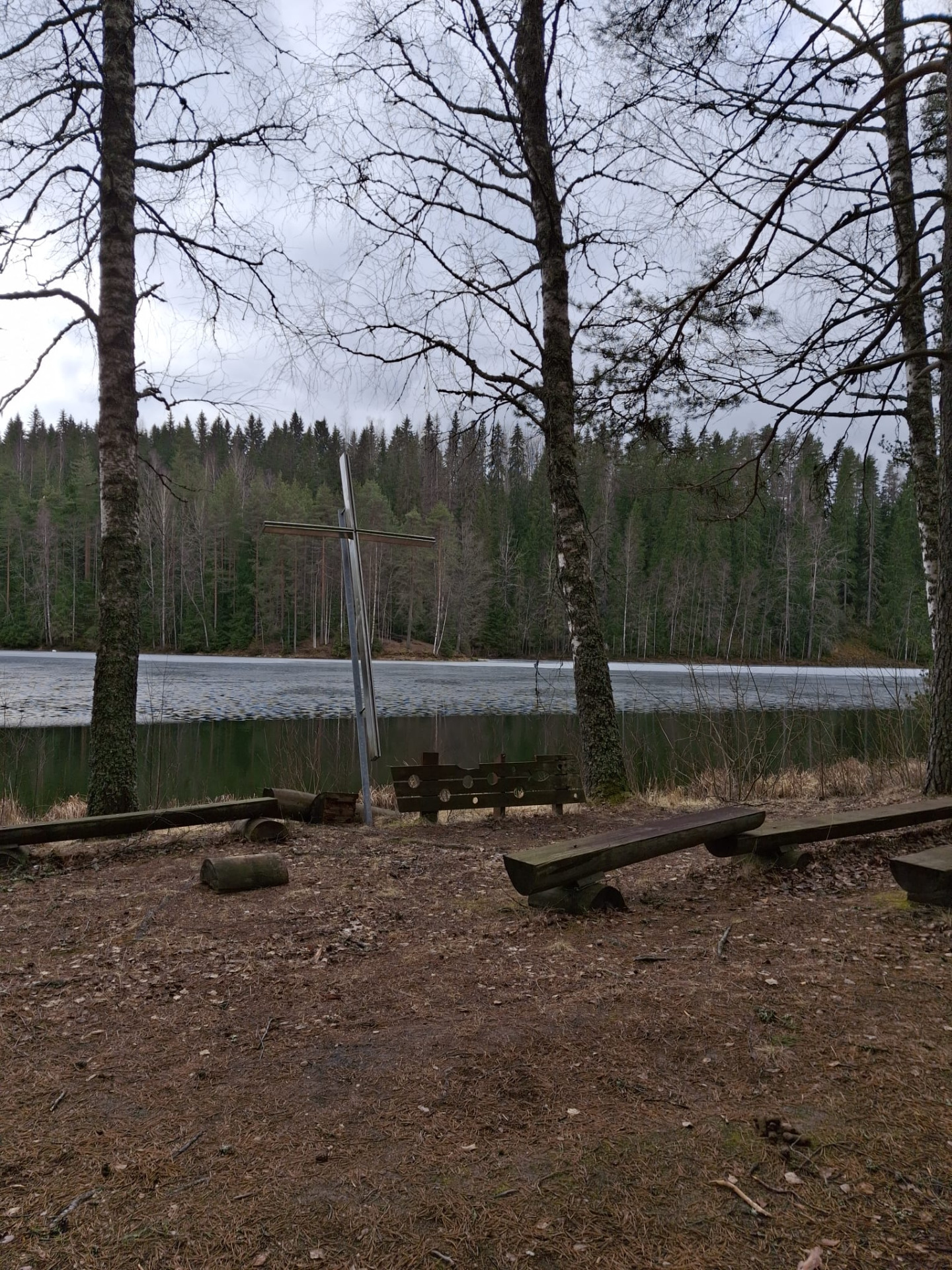 Julkujärven leirikeskus, pääsiäisenä 2026. Yksinäinen risti. Mutta Isä, Poika ja Pyhä Henki kuulee.